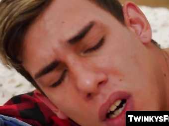 TwinkysFeet.com - Twink sucks his boyfriends toes before being barebacked and fucked hard