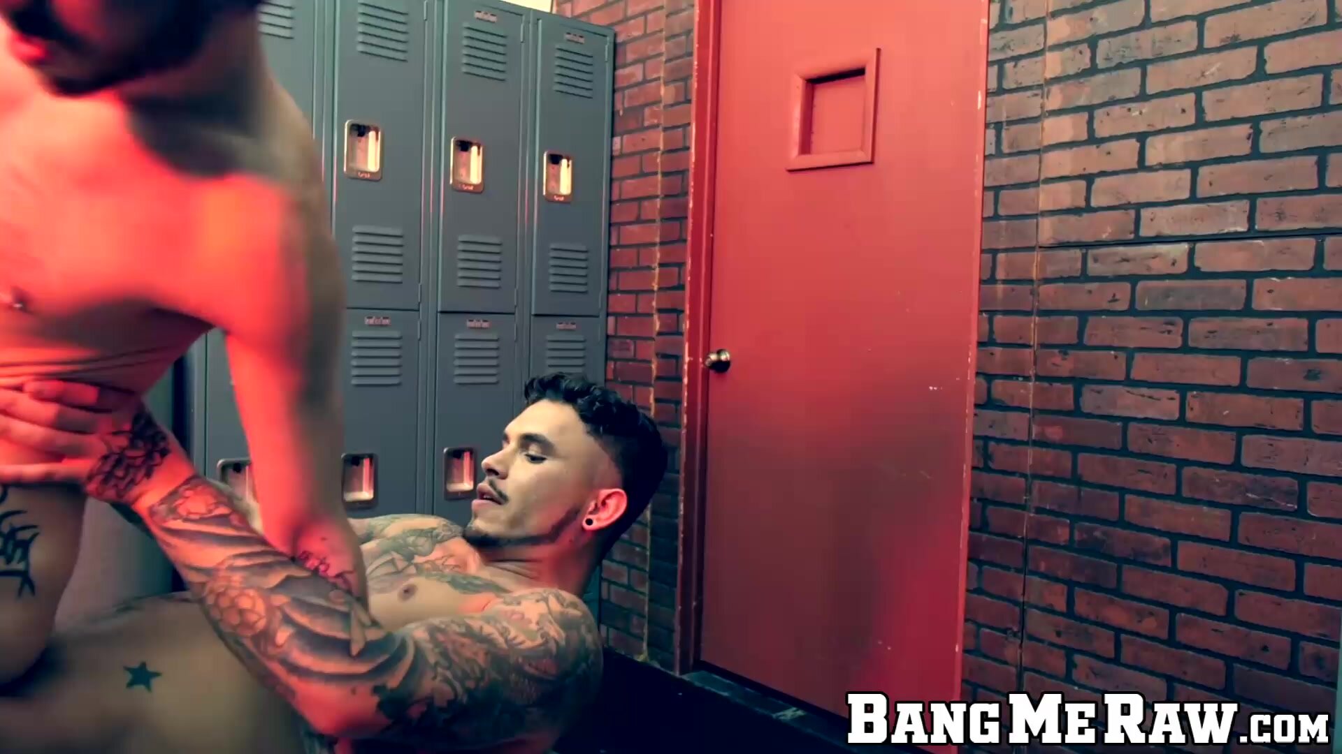 Tattoed Seth Knight sucks Declan Moores veiny dick hard