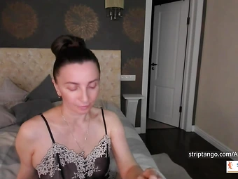 Watch this hairy MILF stroke her pussy with a vibrator live on camera!